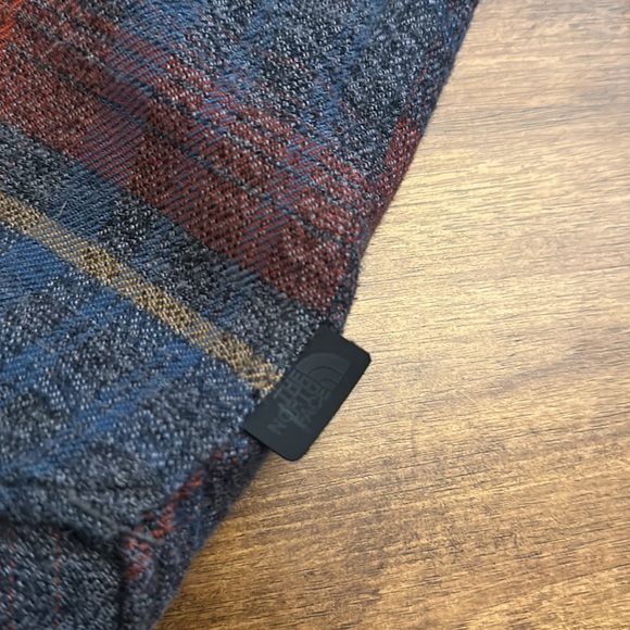 The North Face mid weight flannel shirt. - Picture 4 of 5